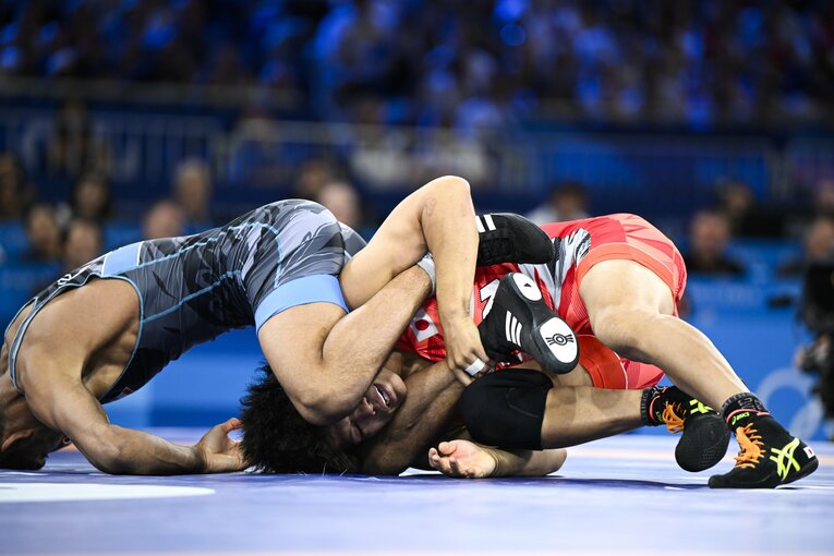 清岡幸大郎の必殺「リンクルホールド」。股間に入れた頭を支点に相手を回転させる（1枚目／全6枚目）©Asami Enomoto/JMPA