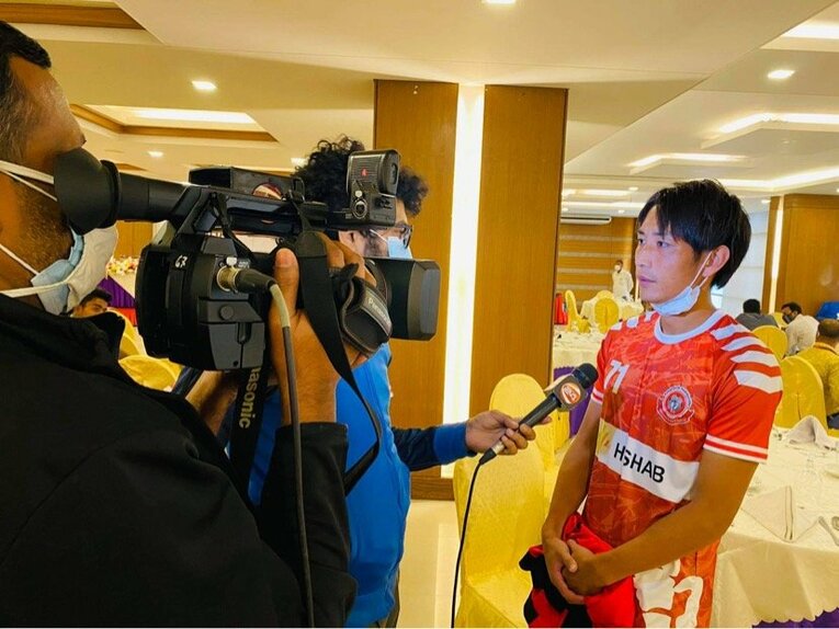 現地メディアに取材を受ける加藤（本人提供）