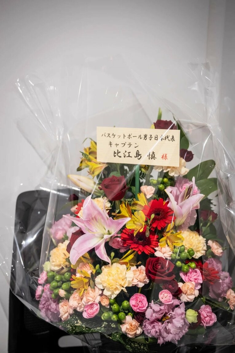 会場に届けられていた花束　©FIBA