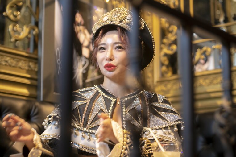 圧倒的な歌唱力で存在感を放ち、バーレスク東京のリーダーも務めるMiiさん