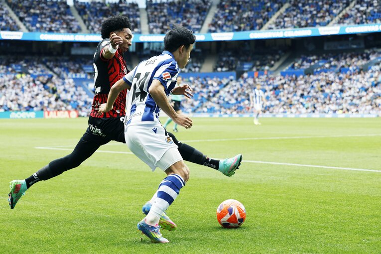 「至る所に14番ユニの子供」久保建英が“バスクで愛される日常”を激写「甥っ子がタケクボって応援してるんだ」醸造所レストランオーナーのこぼれ話(6)