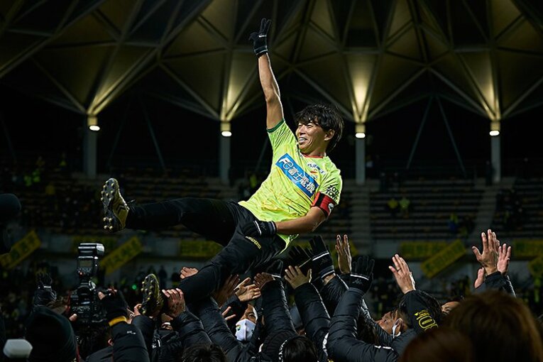 引退セレモニーで胴上げされる佐藤寿人。どんなセカンドキャリアを歩んでいくのだろうか　©︎Getty Images