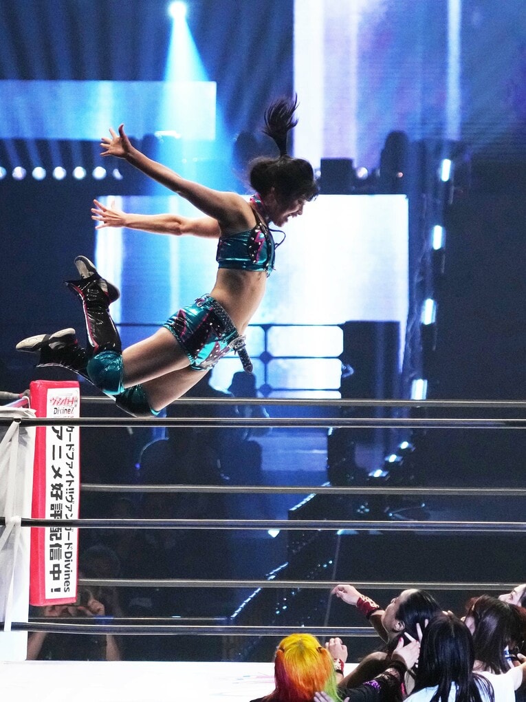 プランチャを放つさくらあや　©Masashi Hara