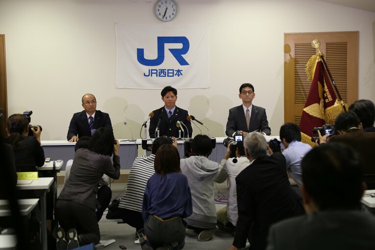 佐藤選手、嬉しい「まさかの1位指名」。直後の記者会見　©JR西日本