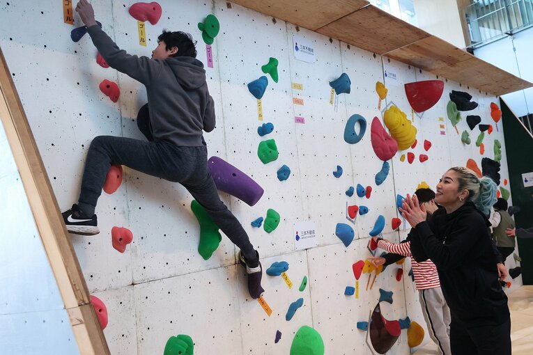 三井不動産 presents JMSCAクライミング体験キャンプ in 東京ミッドタウンで小学生の指導にあたる　©Nagisa Kamiya