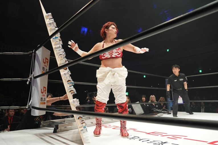 舞華が用意したビール缶ボード　©Essei Hara