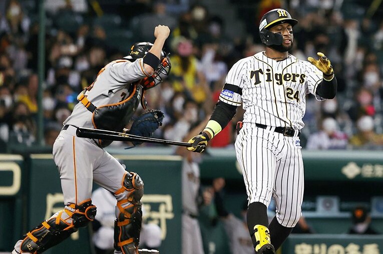 ロハスJr.が三振に切って取られた瞬間、シーズン77勝を挙げた阪神の2021年は終わった ／ photograph by Kyodo News