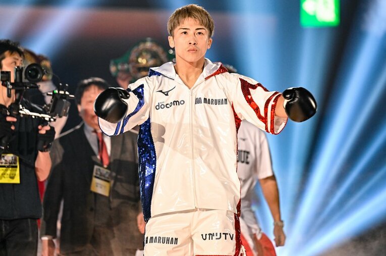 覚悟を決めてリングに向かう井上尚弥。試合後、スーパーバンタム級での防衛戦へ意欲を示した ／ photograph by Hiroaki Yamaguchi