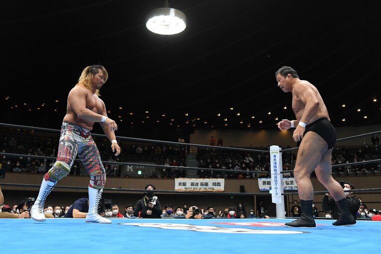 リング上で対峙する藤波辰爾と棚橋弘至