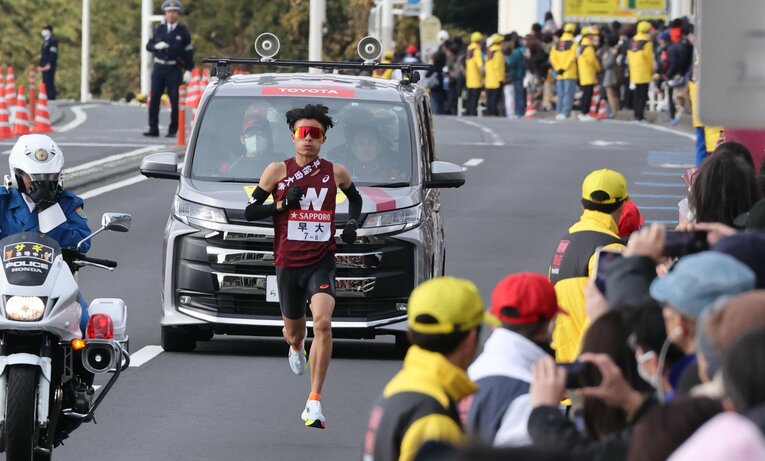今年の箱根駅伝。8区を力走する早大・伊福。じつはこのとき体調不良に悩まされていた　©Sankei Shimbun