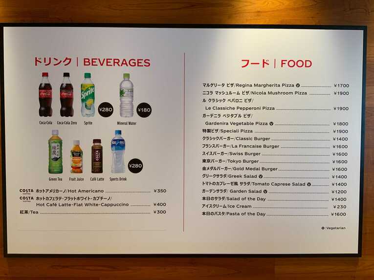 レストランのメニュー表。クラシックバーガー、フランスバーガー、スイスバーガー、東京バーガー、金メダルバーガー……バーガー祭りだ。価格も1600円とお高め©Keigo Amemiya