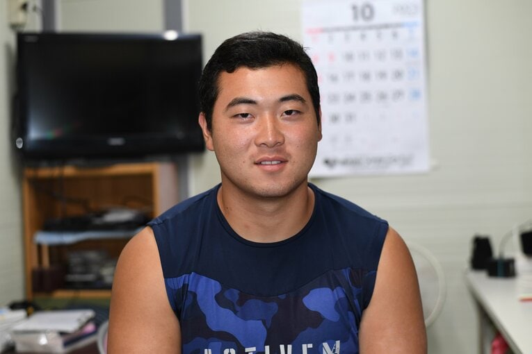 インタビューに答える髙野 ©Kota Inoue