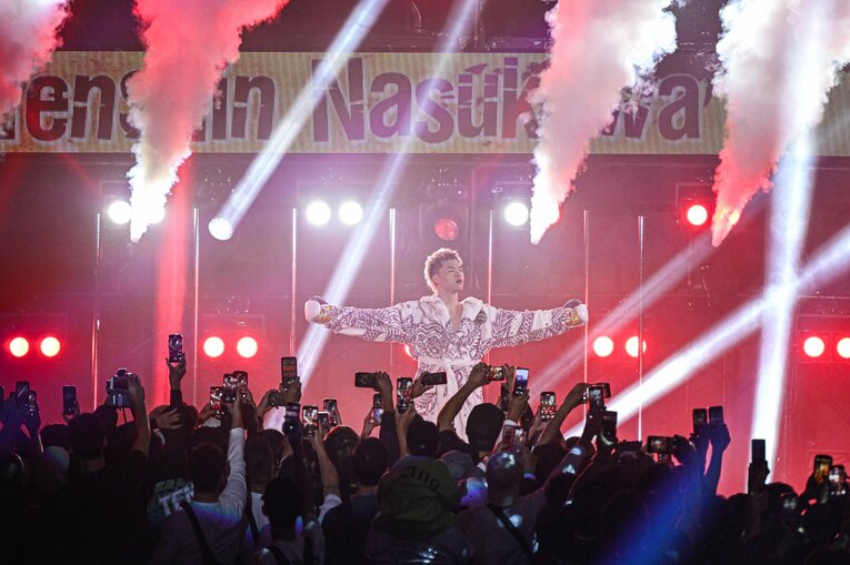 那須川天心の入場。多くのファンがスマートフォンを掲げる　©Takuya Sugiyama