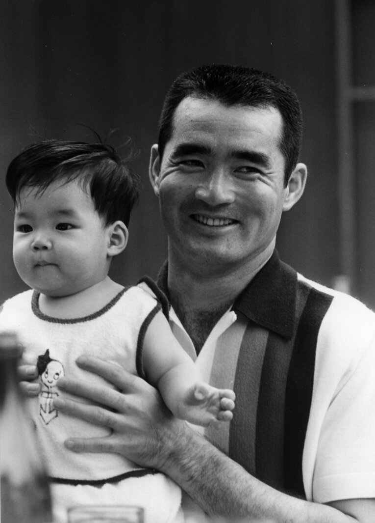 1966年、生まれて半年ほどの一茂を抱っこする長嶋茂雄【2枚目／全2枚】　©Sankei Shimbun