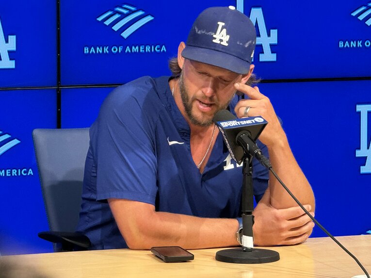 【全100枚超／涙なしには見られない…カーショーと大谷、ドジャースのテレビに映らない名場面】引退会見で涙するカーショー（写真はまだまだ続きます）　©Naoyuki Yanagihara