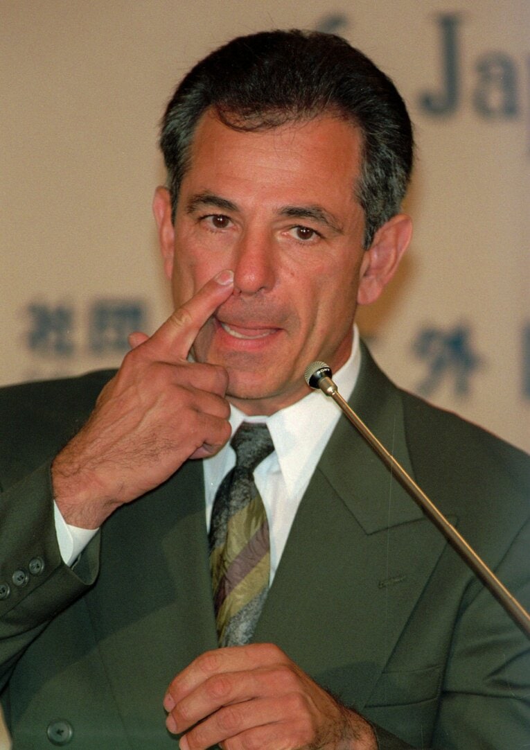 1995年秋、会見を行うバレンタイン　©AP/AFLO