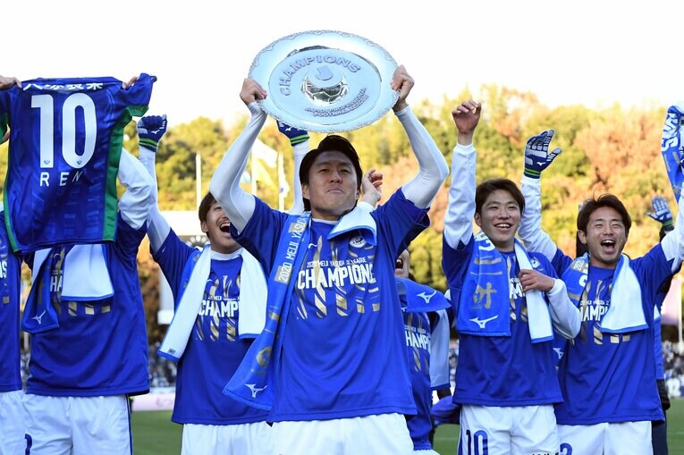 2020年12月、誇らしげにJ2の優勝シャーレを掲げるキャプテンの岩尾憲