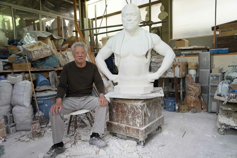 仕上げを残すだけになった猪木の石膏像と井野雅文さん