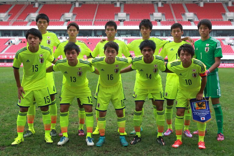 2015年のU-18日本代表。前列左端が堂安、後列右から2人目が舩木　©AFLO