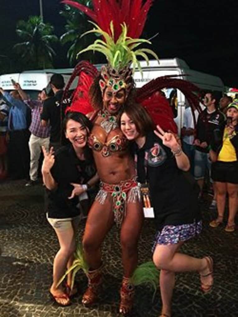 リオの街角ではサンバダンサーからの熱烈な歓迎も。開幕直後で街も沸き立つような賑わい！