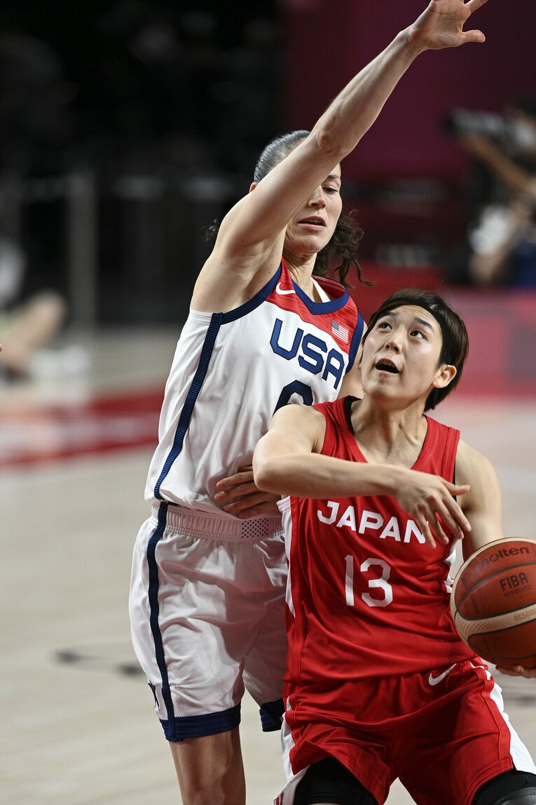 女子バスケ日本代表でも一際小柄な身長が目に付く富士通レッドウェーブの町田瑠唯。パリ五輪でも身長差のある相手に果敢に挑んだ　©JMPA