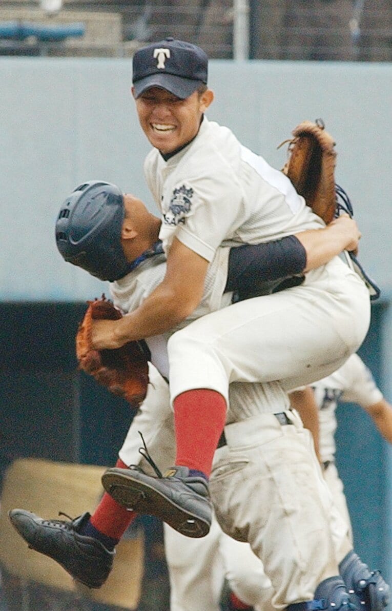 高３の夏、甲子園出場を決めた大阪桐蔭高のエース・辻内はキャッチャーと抱き合って喜ぶ　©︎JIJI PRESS