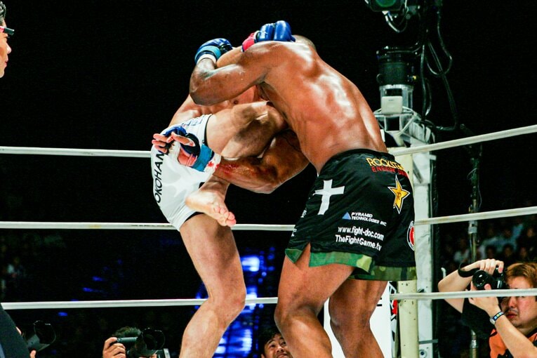 ジャクソンに強烈な膝蹴りを叩き込むシウバ（3枚目／全10枚）©Susumu Nagao