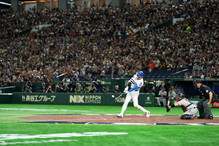 巨人との練習試合でホームランを打った大谷　©︎Getty Images