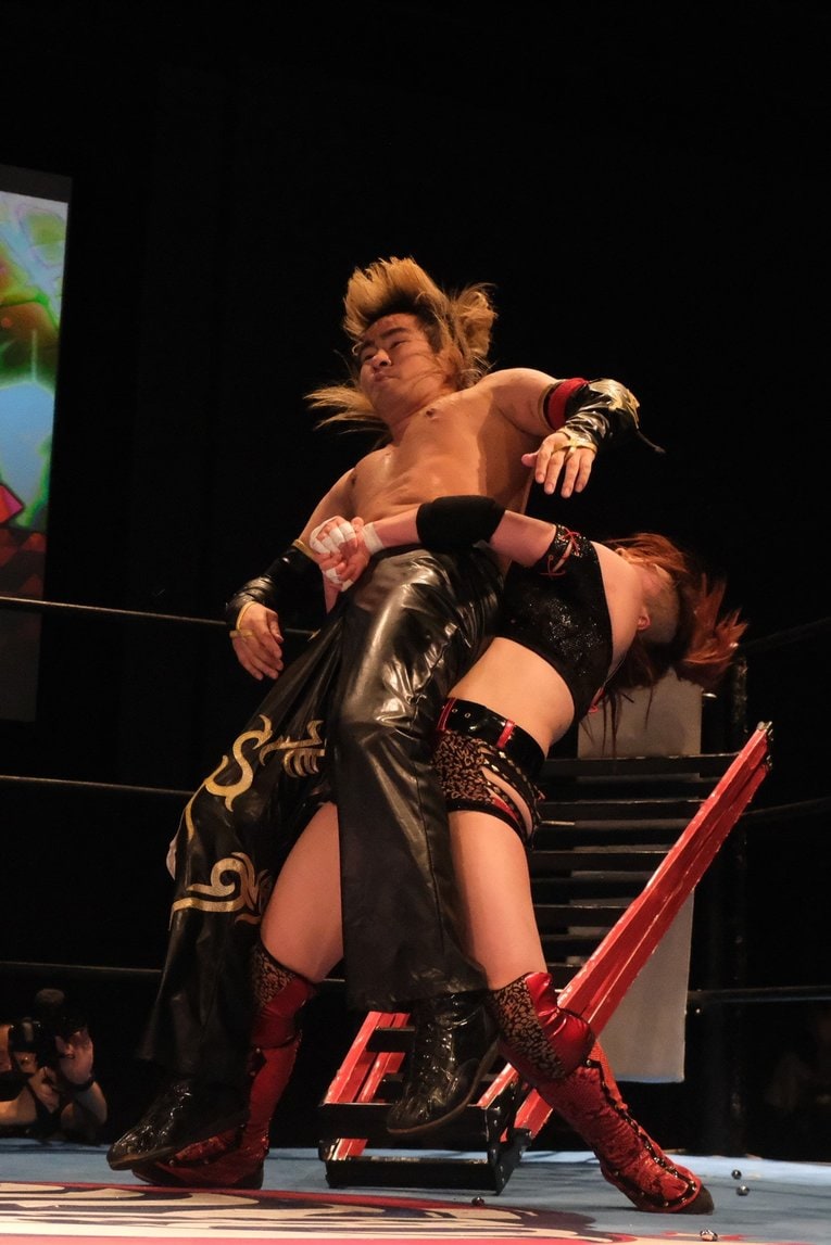 「いつか、傷だらけの背中でウェディングドレスを」 18歳の女子レスラー・鈴季すずが大流血を「嬉しい」と語る理由(18)