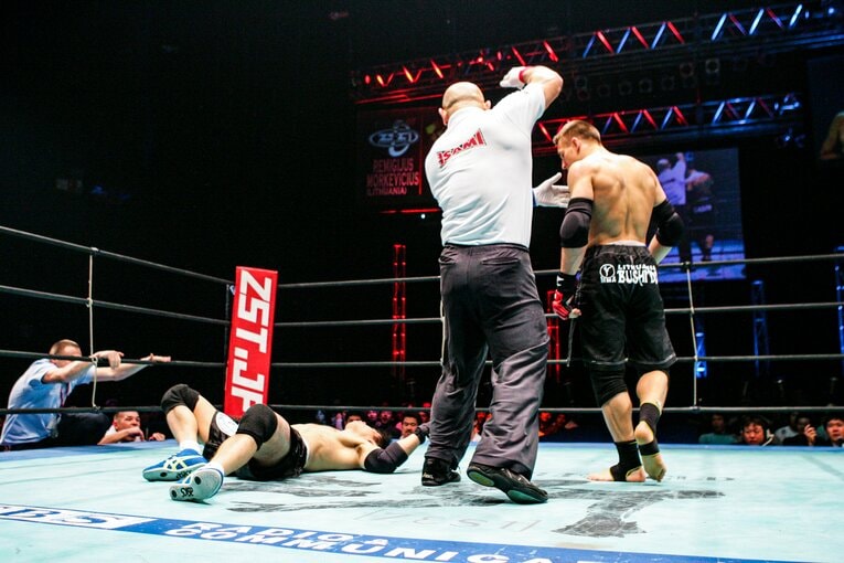 レミギウスにKOで敗れた大石　©Susumu Nagao