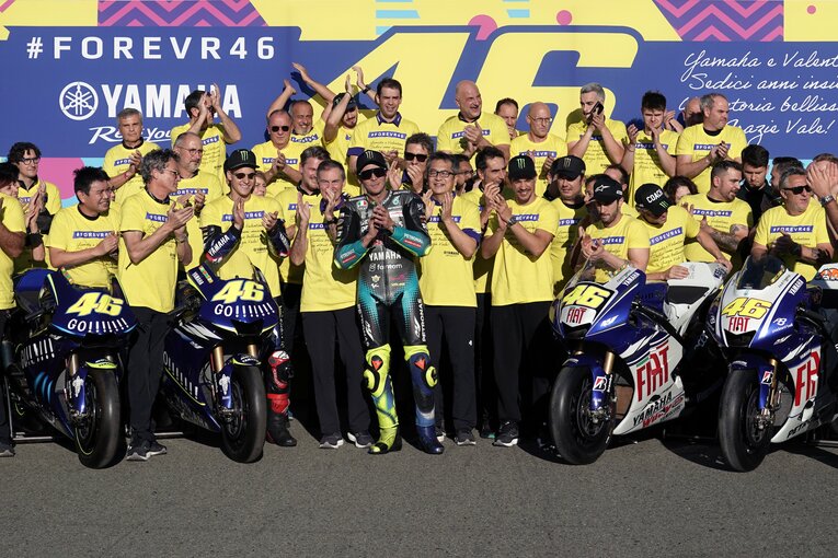 21年の最終戦後、チームの集合写真に収まるロッシ。バイクレース界を明るく照らした真のレジェンドだった　©Satoshi Endo