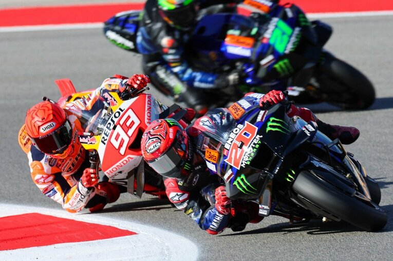 開幕戦ポルトガルGPでのクアルタラロ（右）とマルケス（左）の走り。今シーズンはこの2人のバトルがなかなか実現しない ／ photograph by Satoshi Endo
