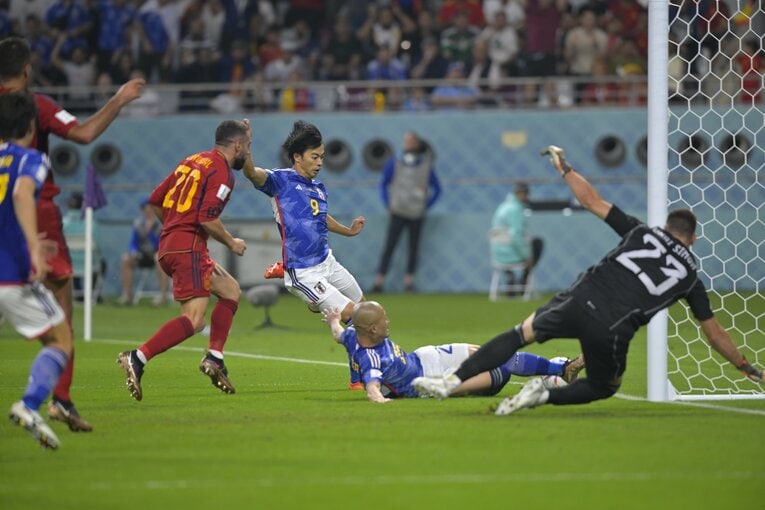 前田大然は惜しくも届かず、三笘の前にボールが転がる（奇跡のゴールシーン　7／57）©Koki Nagahama/JMPA