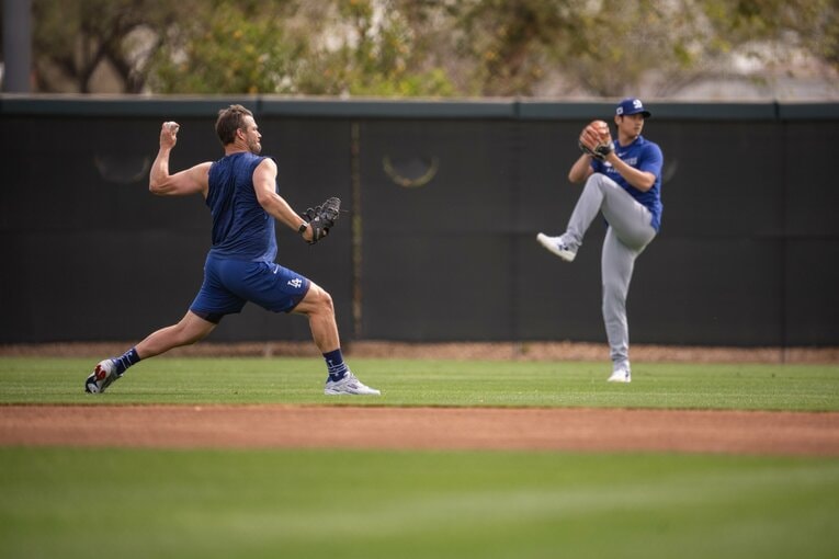【Numberカメラマンが激写・大谷翔平の愛される日常】カーショウと大谷の同時キャッチボール：全5枚目の2枚目。写真はまだまだ続きます】©Nanae Suzuki