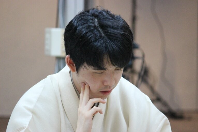 指し直し局で徐々に劣勢に追い込まれていった藤井聡太王位　©Number Web