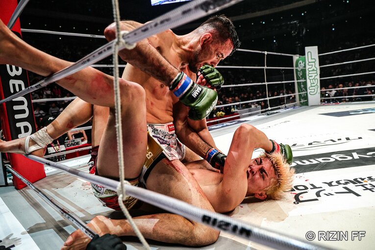マウントポジションから鈴木千裕にパウンドを落とすクレベル・コイケ（3枚目／全6枚）©RIZIN FF
