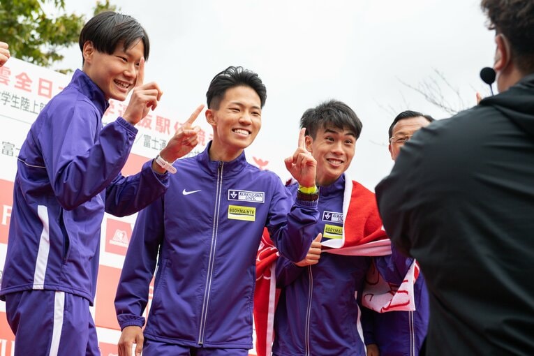 レース後の全区間の6人と監督　©Nanae Suzuki