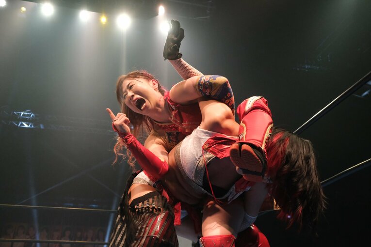 タッグパートナーでもある志田に卍固めを仕掛ける藤本。このマッチアップの“続き”は…　©Norihiro Hashimoto