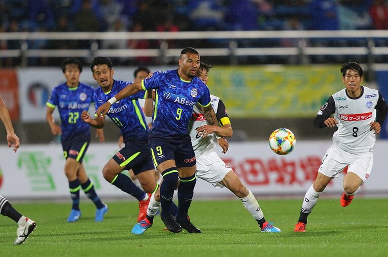 J2リーグ第18節水戸戦で、途中出場から流れを変えた山形FWジェフェルソン・バイアーノ（9番）。阪野豊史（11番）のゴールを呼び込んだ。 ／ photograph by J.LEAGUE