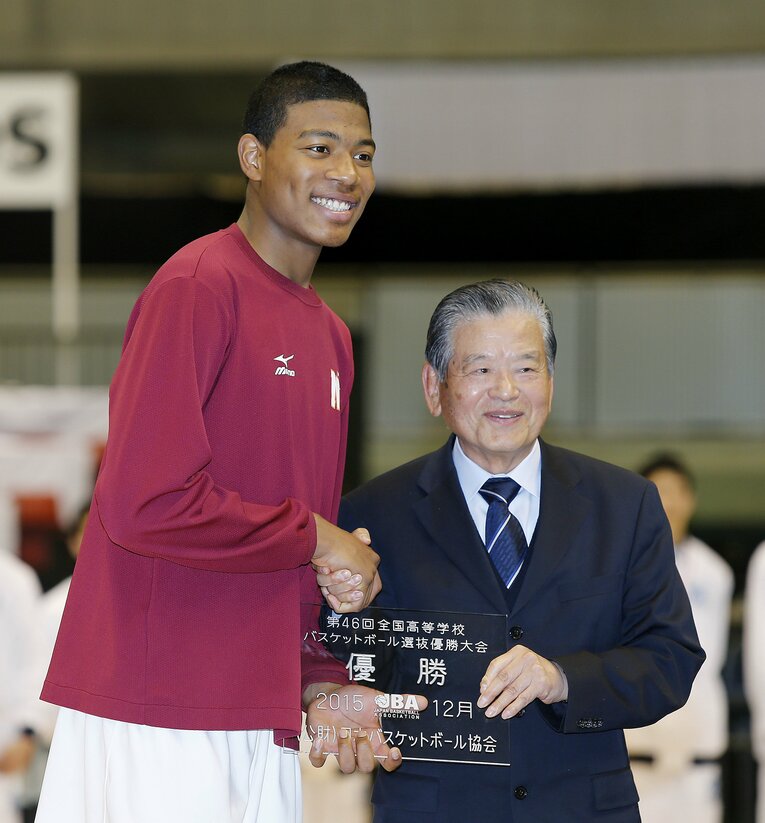 日本バスケットボール協会の川淵三郎会長（右）と握手する明成高校時代の八村塁（2015年12月）©︎JIJI PRESS