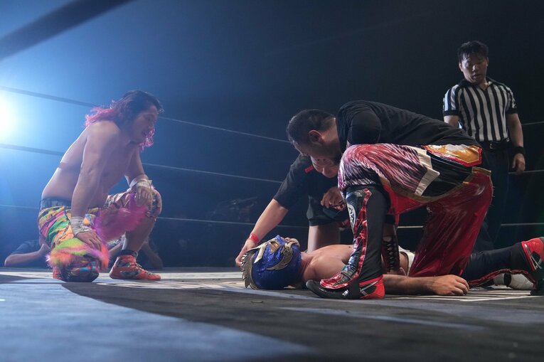 ダイナマイト・プランジャーで試合を決めた高橋ヒロム