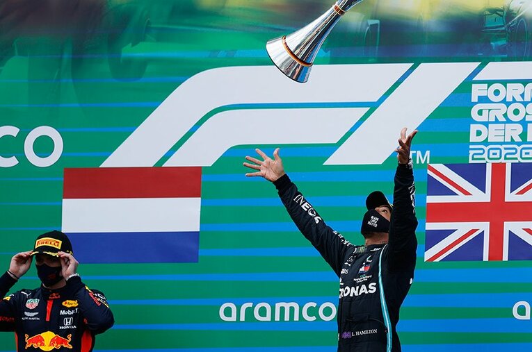 ハミルトンはトロフィーを空中に何度も投げ上げ、ミハエルの偉業に並んだ喜びを爆発させた ／ photograph by Getty Images