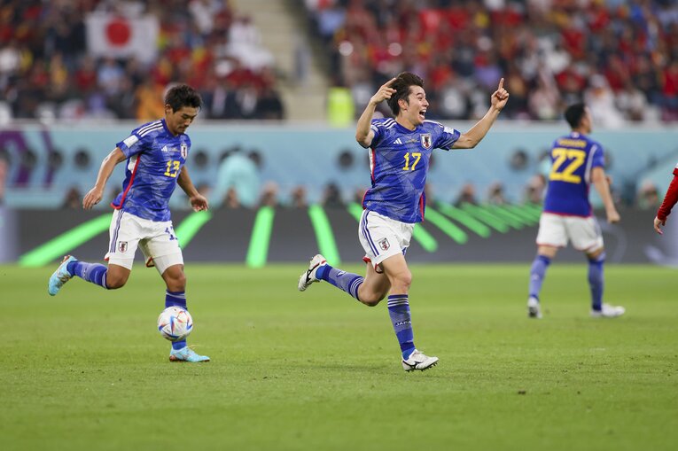 VARのチェックが入り、田中碧の逆転ゴールが認められたシーン　©Kaoru Watanabe/JMPA