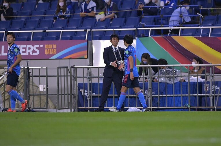 握手で柴崎を送り出す森保一監督　©Koki Nagahama/JMPA