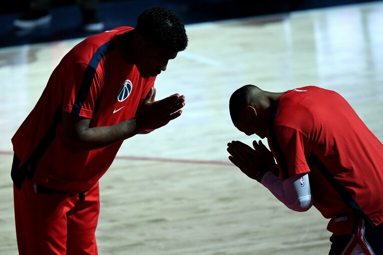 八村に対して両手と合わせ深々と頭を下げるウェストブルック　©︎Getty Images