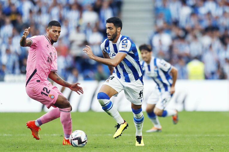 「KUBOコール」や「武房、シャツくれませんか」日本語メッセージの少年、猛プレスに感謝のハグ…“久保建英リーガ100戦目の進化”を撮った(31)