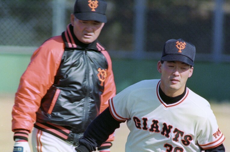 1993年、巨人にトレード移籍した長嶋一茂。宮崎キャンプで一茂を見守る長嶋茂雄監督 ／ photograph by KYODO
