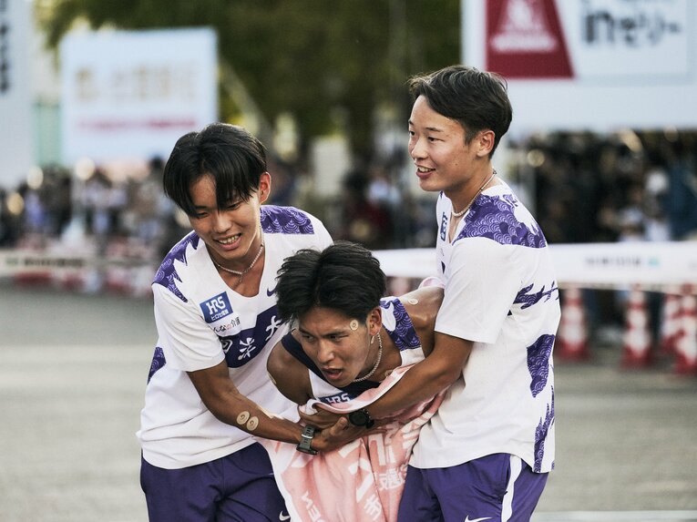 6区でゴールした山川を帰山、谷中らが迎える　©Yuki Suenaga