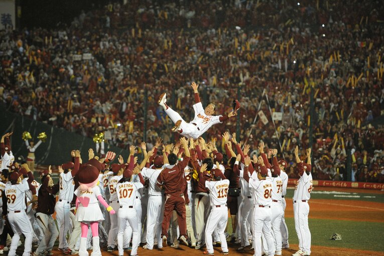 2013年に宿敵・巨人を倒して初の日本一に輝き、胴上げされる楽天・星野監督　©︎Naoya Sanuki