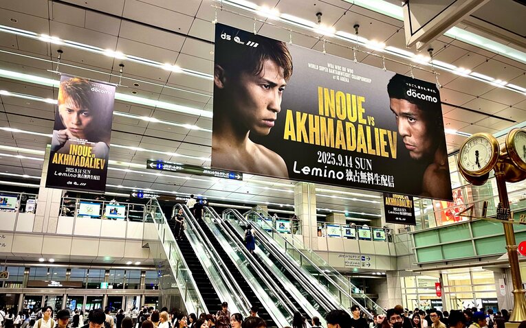 名古屋駅の時計台付近には巨大なポスターが吊るされていた